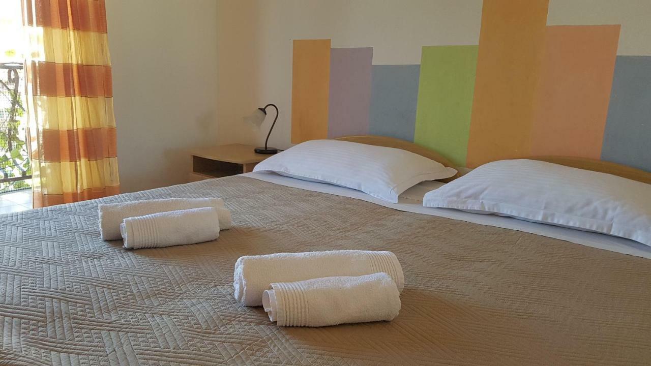 Apartments And Room Caric Jelsa  Dış mekan fotoğraf