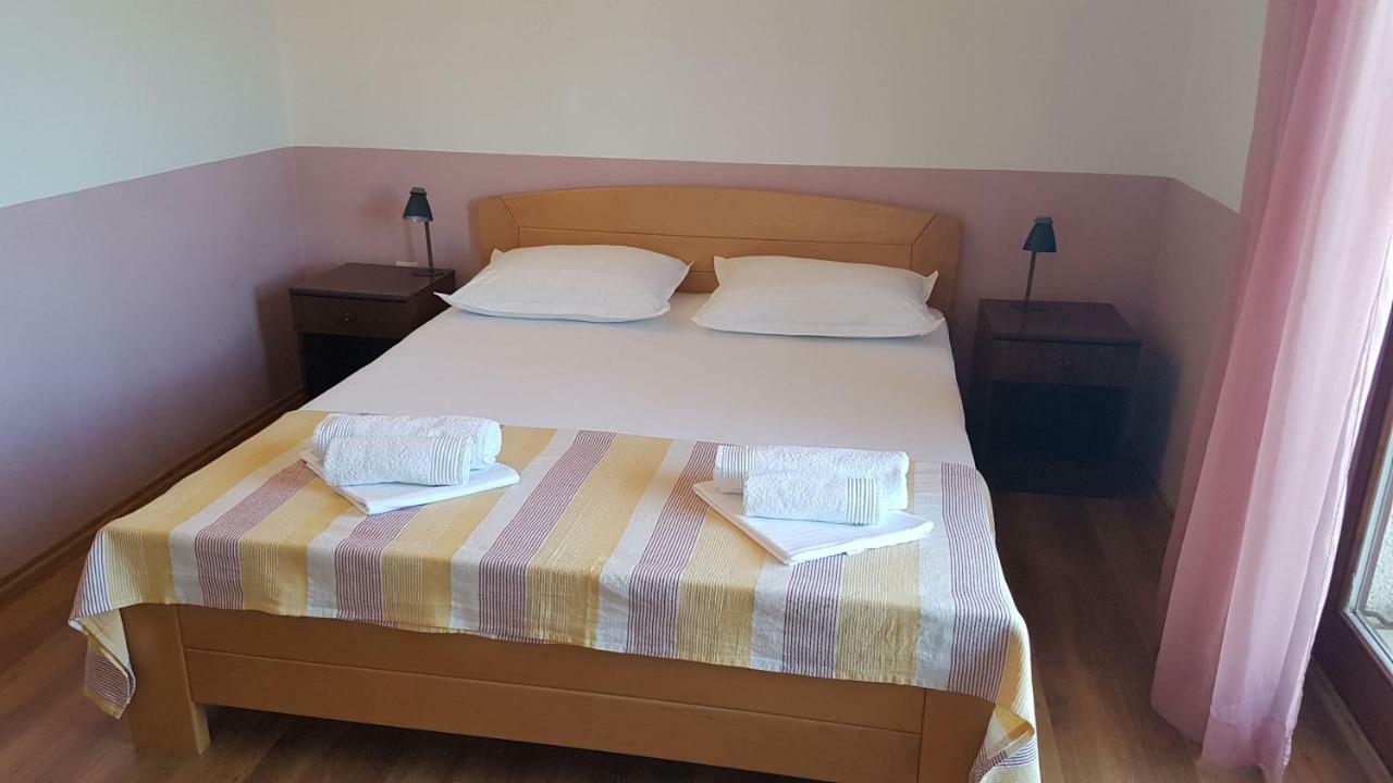 Apartments And Room Caric Jelsa  Dış mekan fotoğraf
