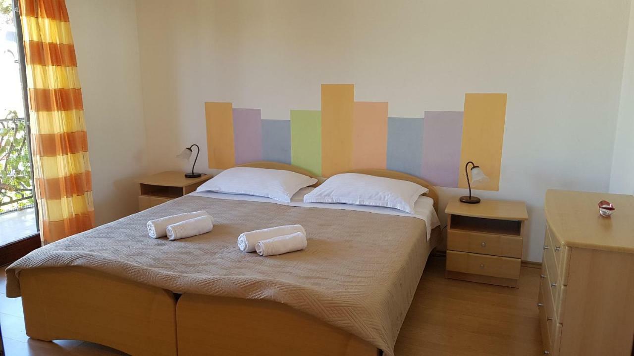 Apartments And Room Caric Jelsa  Dış mekan fotoğraf