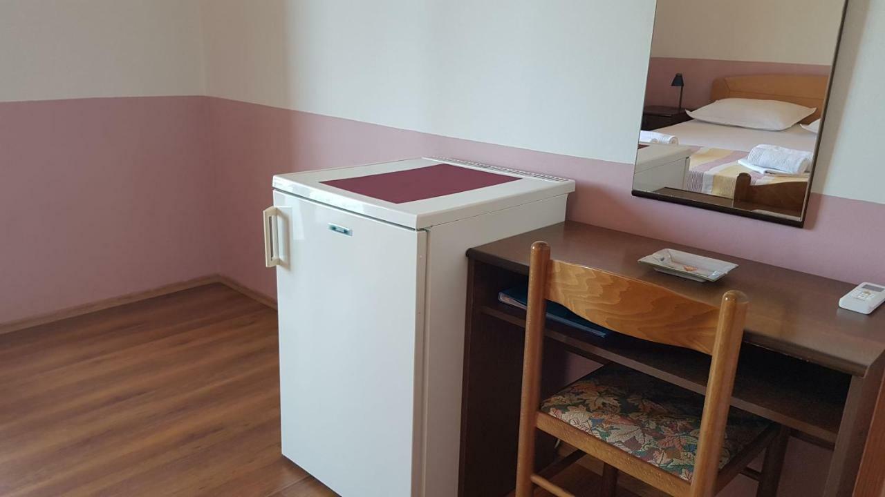 Apartments And Room Caric Jelsa  Dış mekan fotoğraf